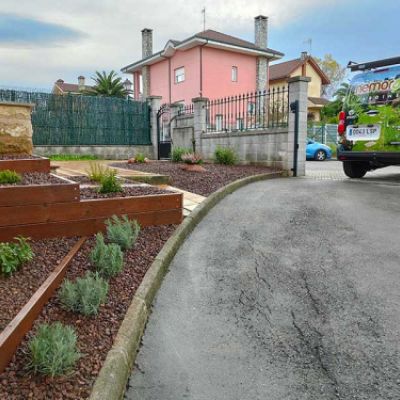 Jardín aterrazado de acceso a vivienda