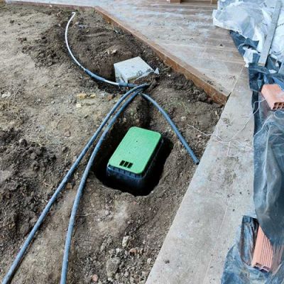 Arqueta para instalación de riego sobre suelo en jardín