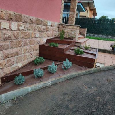 Jardín en macetas aterrazadas para casa unifamiliar