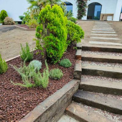 Diseño de jardín en terrazas para acceso a casa