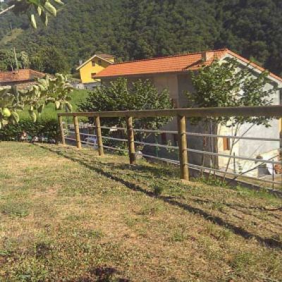 Cierre de finca rural con madera y maroma